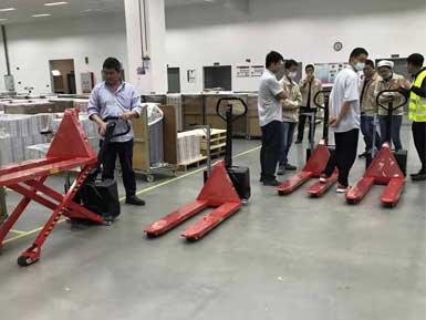 電動高升程搬運車交付使用，感謝廠家羅總親自跟客戶講解操作方法！